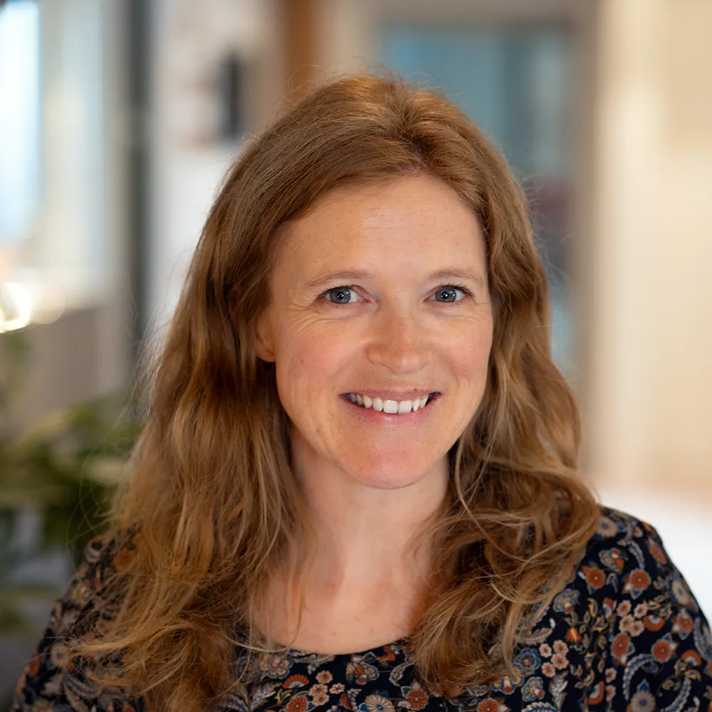 Mitarbeiterin Front Office Stefanie Kuhnen, Pfarrer Kontaktlinsen AG