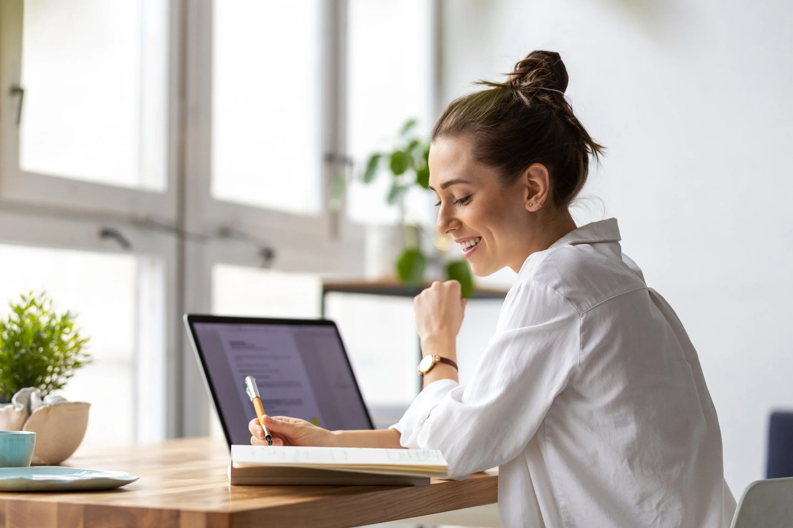 Frau, die entspannt am Computer arbeitet, dank perfekt angepassten Kontaktlinsen