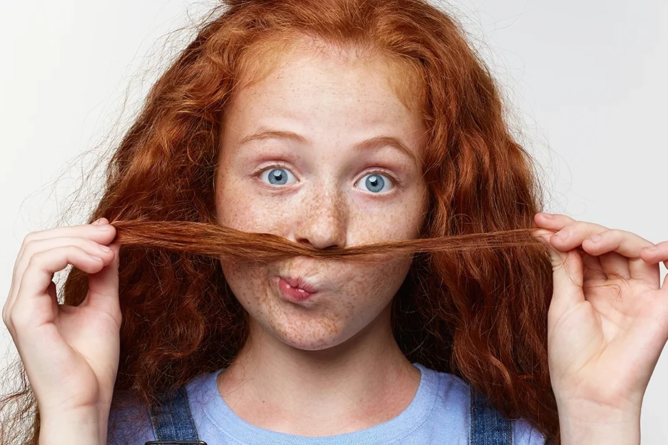 aufmerksames Kind, das sich auf Kontaktlinsen freut