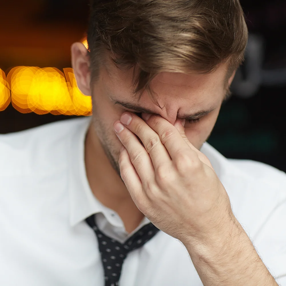 mann mit angestrengten Augen